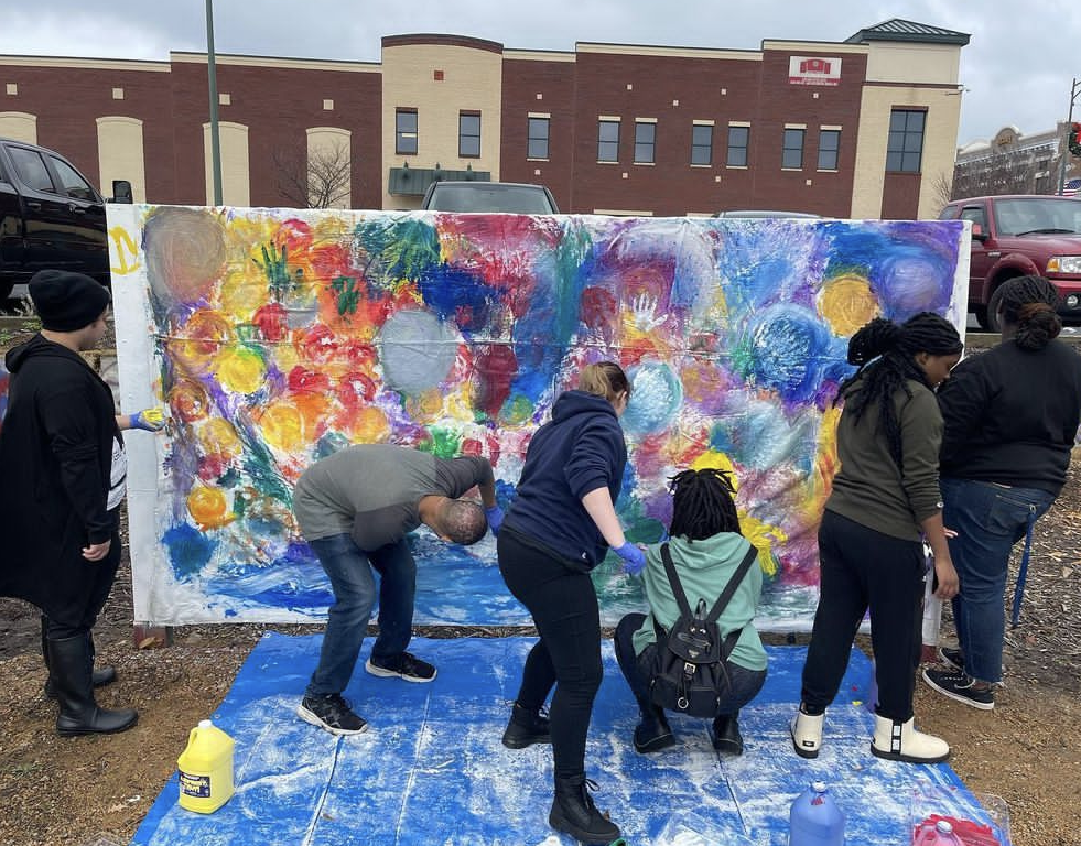 学生们一起在社区壁画上工作